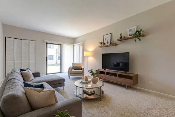 1090 Pine Tree CIR N, Buffalo Grove, IL 60089