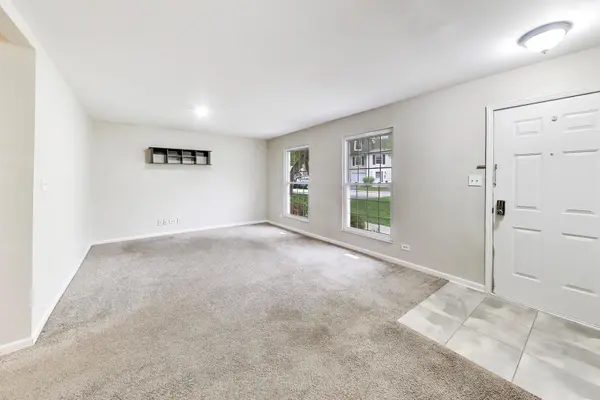 64 Bright Oaks CIR, Cary, IL 60013