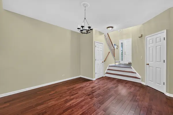 33 Stonegate LN, Streamwood, IL 60107