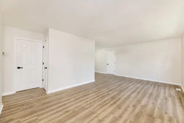 348 Seminole LN, Carol Stream, IL 60188