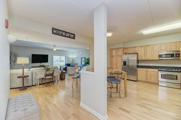 601 W Rand RD #106, Arlington Heights, IL 60004