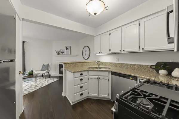 1353 Queensgreen CIR #1502, Naperville, IL 60563