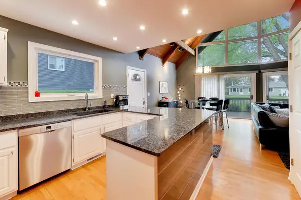 3006 Miller DR, Mchenry, IL 60050