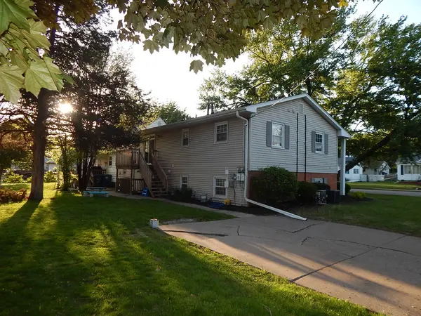 931-933 Grant ST, Bettendorf, IA 52722
