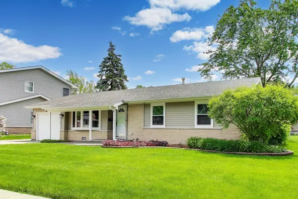 241 Brookhaven DR, Elk Grove Village, IL 60007
