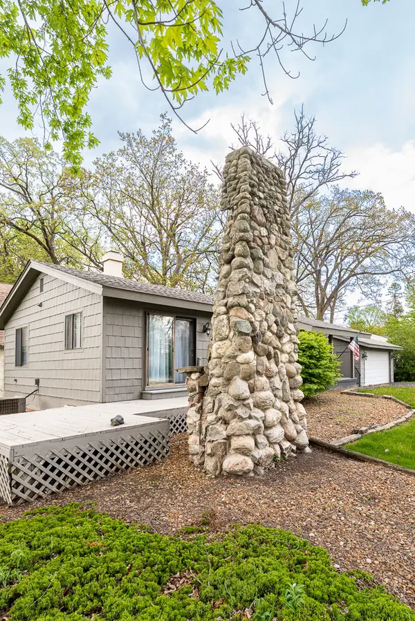 67 Honeysuckle LN, Crystal Lake, IL 60014