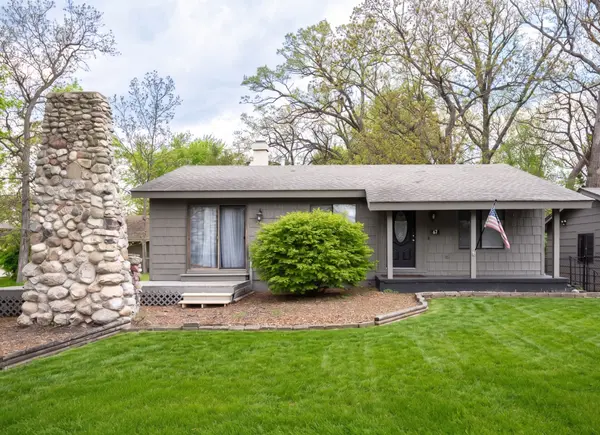 67 Honeysuckle LN, Crystal Lake, IL 60014