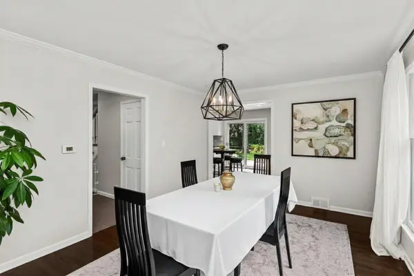 3850 Dauphine AVE, Northbrook, IL 60062