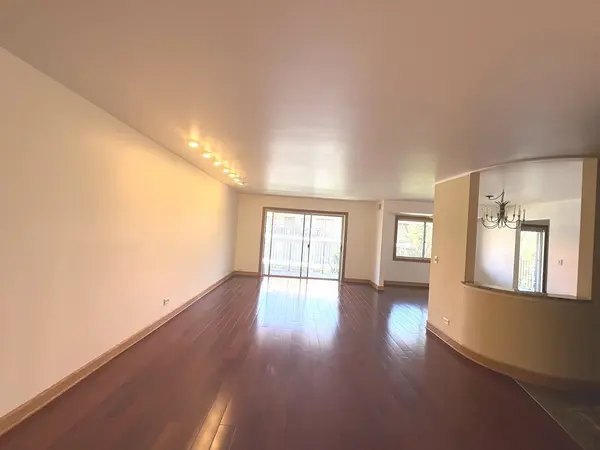 9529 Bronx AVE #401, Skokie, IL 60077