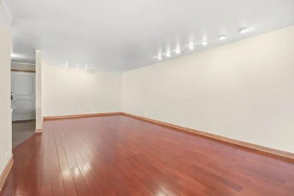 9529 Bronx AVE #401, Skokie, IL 60077
