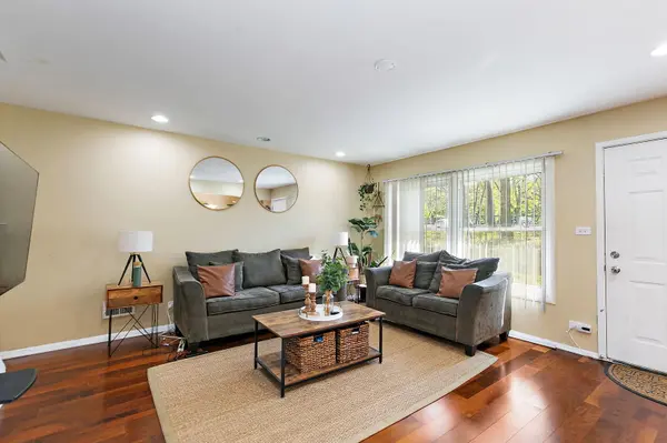 1797 Queensbury CIR, Hoffman Estates, IL 60169