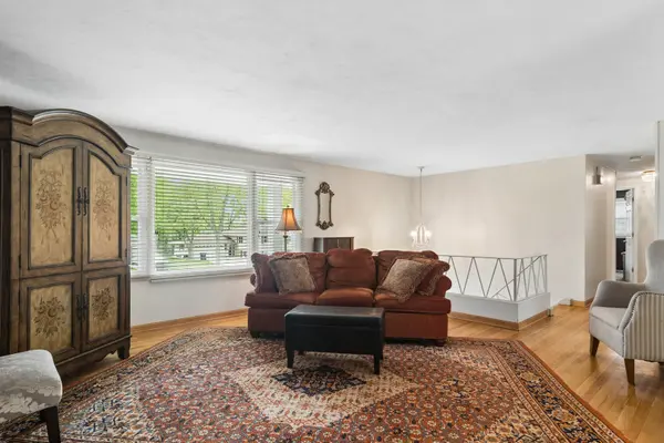 1029 Webster LN, Schaumburg, IL 60193