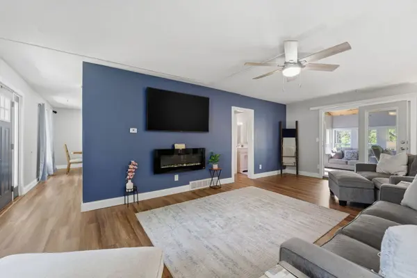 2315 KINGSWAY DR, Bettendorf, IA 52722