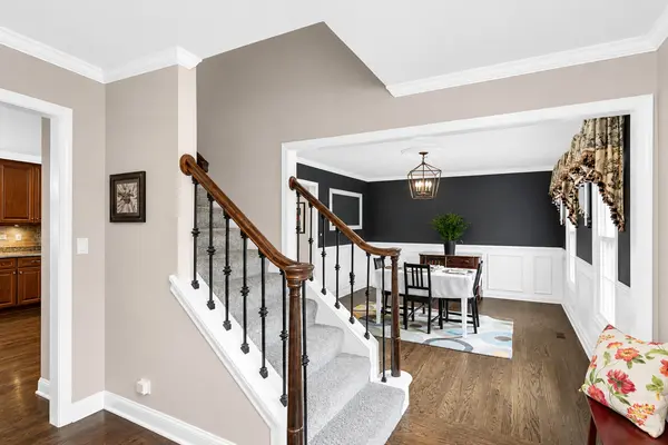 2045 Somerset LN, Wheaton, IL 60189