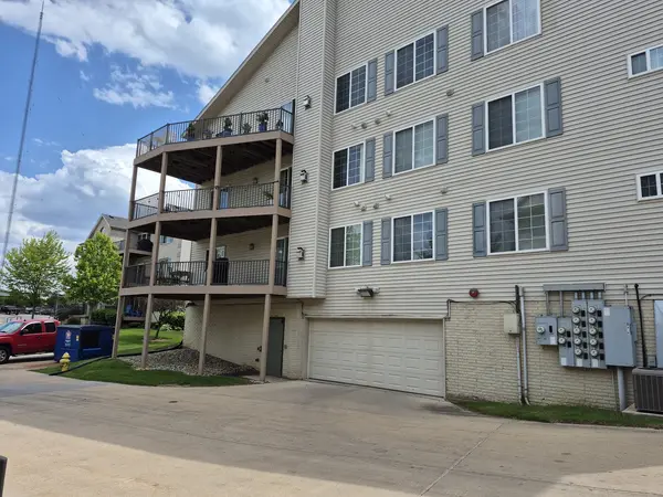 3120 Holiday CT #7, Bettendorf, IA 52722