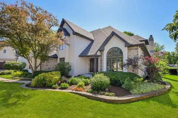 103 Hawkins CIR, Wheaton, IL 60189