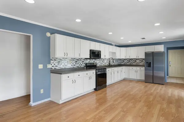 6401 W 95th Avenue CT, Taylor Ridge, IL 61284