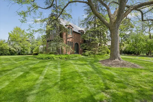 445 Sunset LN, Glencoe, IL 60022
