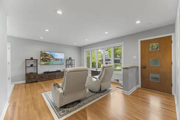 2232 Covert RD, Glenview, IL 60025