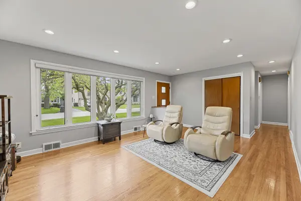 2232 Covert RD, Glenview, IL 60025
