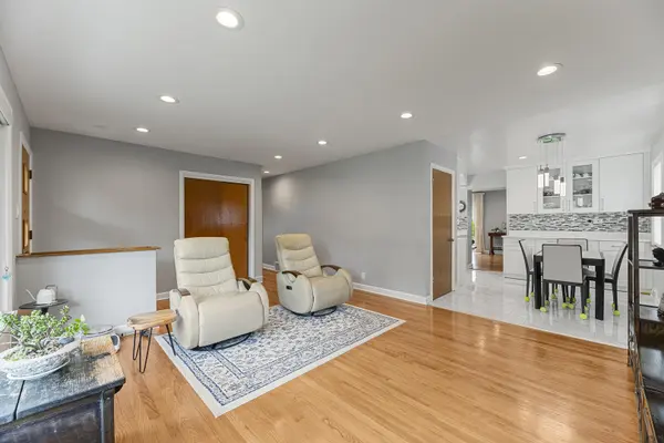 2232 Covert RD, Glenview, IL 60025