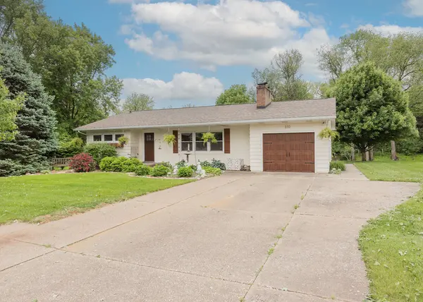 310 Circle DR, Riverdale, IA 52722