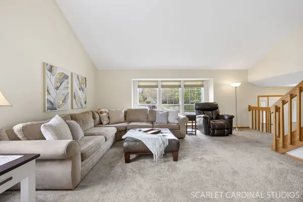 91 Forestview LN, Aurora, IL 60502