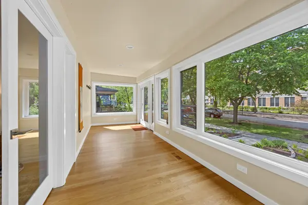 2125 W Greenleaf AVE, Chicago, IL 60645