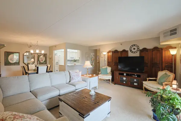 1 Bloomingdale PL #200, Bloomingdale, IL 60108