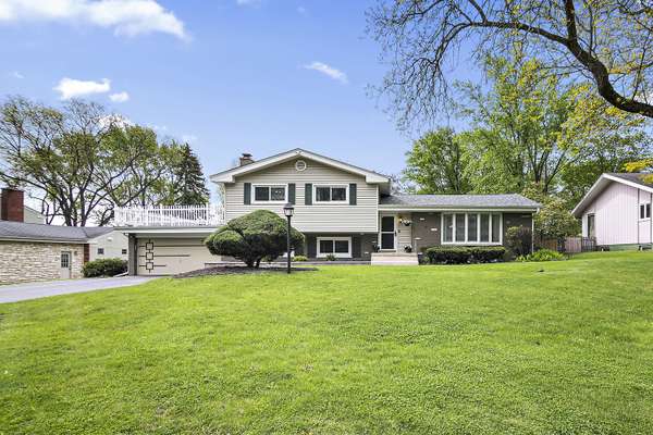 765 W Bayer DR, Palatine, IL 60067