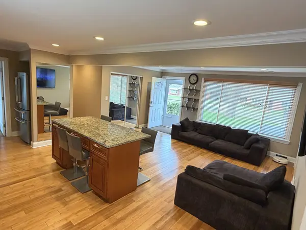 27 E 14th PL, Lombard, IL 60148