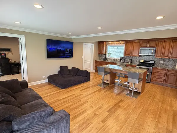 27 E 14th PL, Lombard, IL 60148