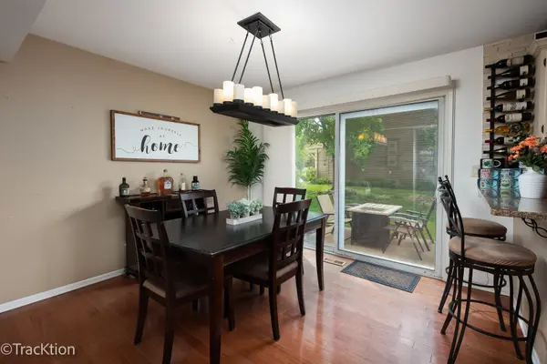 17 Peach Tree LN, Westmont, IL 60559