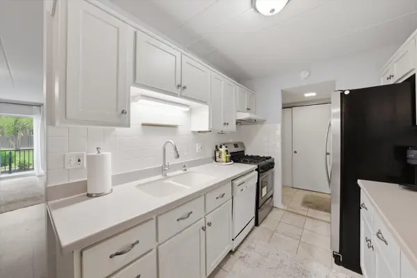 5S040 Pebblewood LN #W103, Naperville, IL 60563