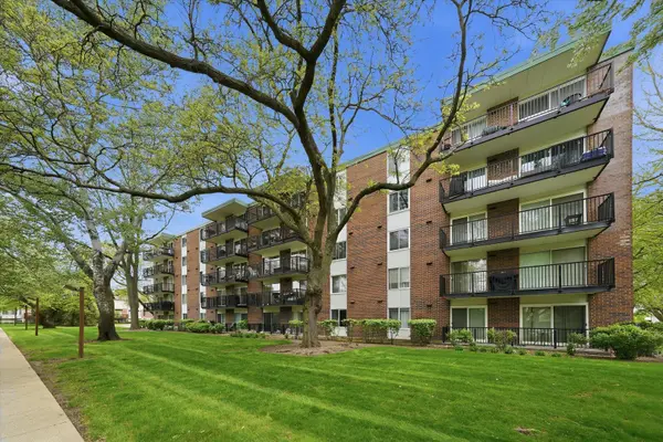 5S040 Pebblewood LN #W103, Naperville, IL 60563