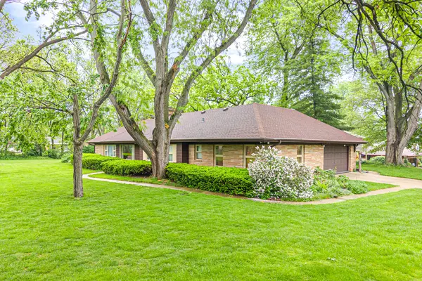 16 Greenridge RD, Elgin, IL 60120