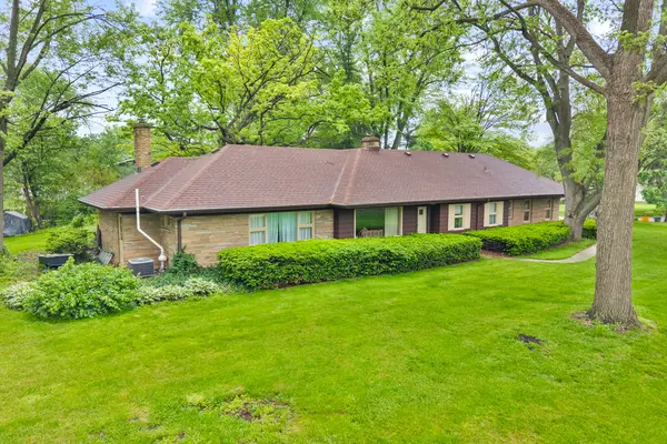 16 Greenridge RD, Elgin, IL 60120