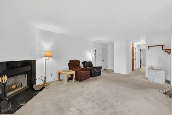 2845 Meadow LN #V1, Schaumburg, IL 60193