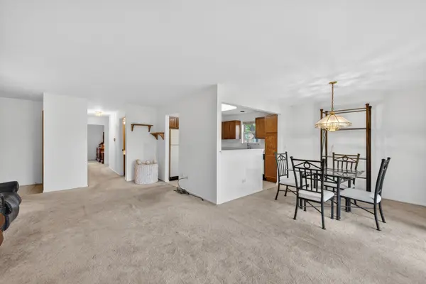 2845 Meadow LN #V1, Schaumburg, IL 60193