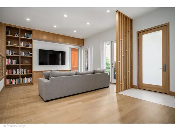 1307 N Sutton PL, Chicago, IL 60610