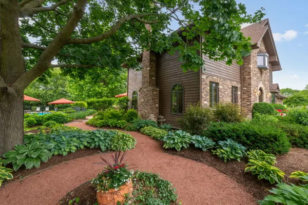 5N868 Prairie Valley DR, St. Charles, IL 60175