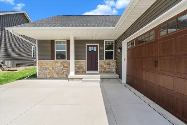 3082 Charissas PL, Bettendorf, IA 52722