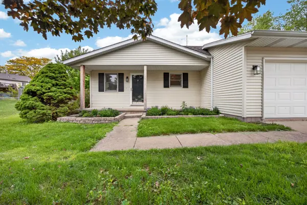 9 TimberView DR, Bloomington, IL 61701