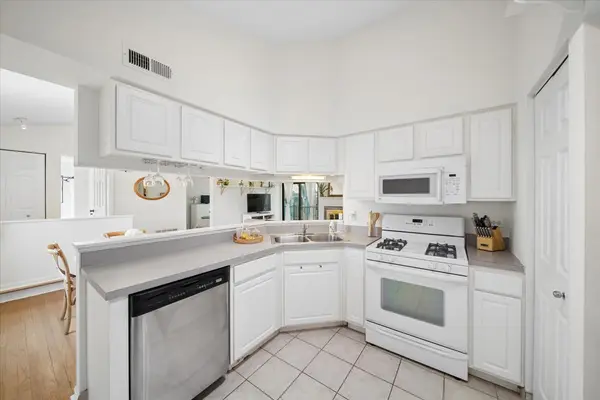 384 Sandhurst CIR #3, Glen Ellyn, IL 60137