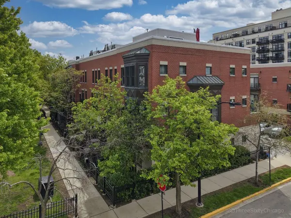 953 W College Pkwy, Chicago, IL 60608