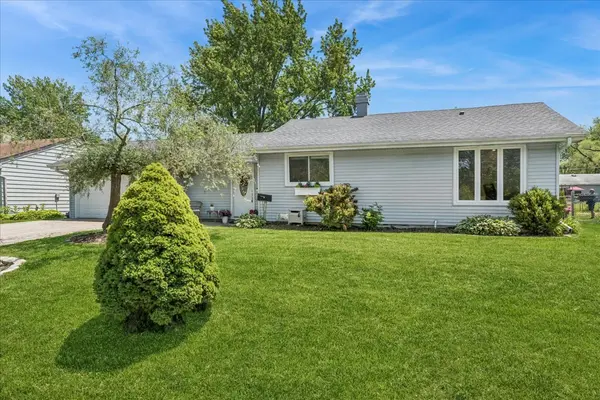 17 Rugby RD, Lake Zurich, IL 60047