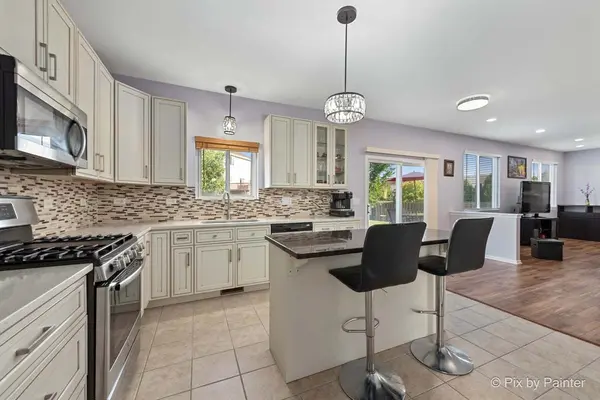 905 Shelter Island LN, Pingree Grove, IL 60140