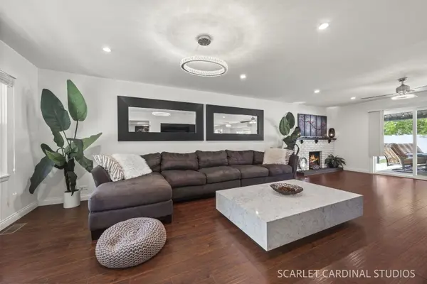 86 Lonsdale RD, Elk Grove Village, IL 60007
