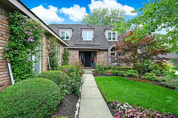 28 Lake Ridge Club DR, Burr Ridge, IL 60527