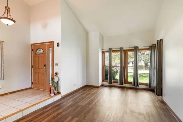 1003 Wesley DR, Crystal Lake, IL 60014